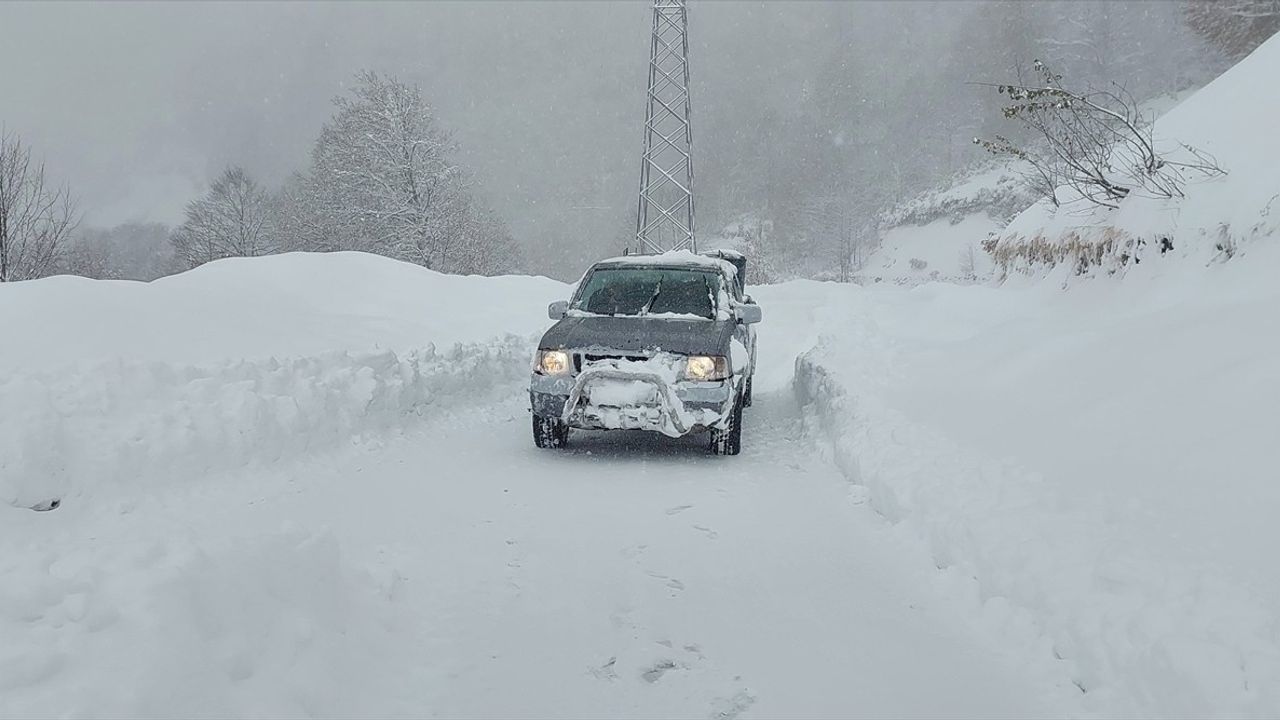 Artvin'de Kar Nedeniyle Ulaşımda Sorunlar Yaşanıyor