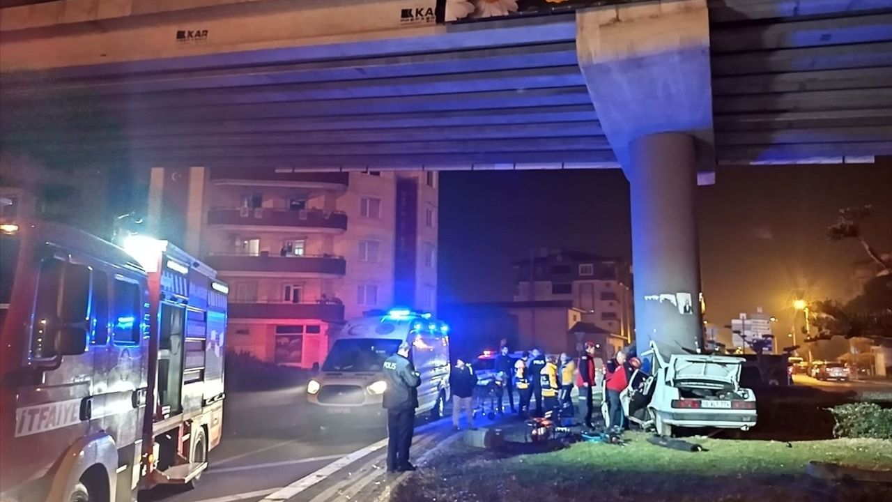 Balıkesir'de Üst Geçide Çarpan Otomobil Kazası: Sürücü Hayatını Kaybetti