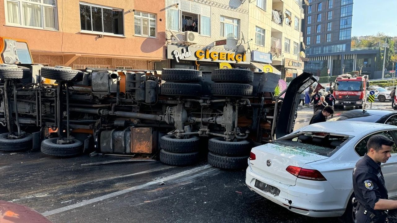 Bayrampaşa'da Yol Bakım Aracı 8 Araca Çarptı: 3 Yaralı