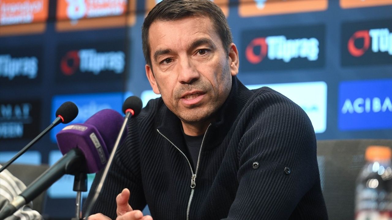 Beşiktaş'ın Teknik Direktörü Van Bronckhorst'tan Şampiyonluk Açıklaması