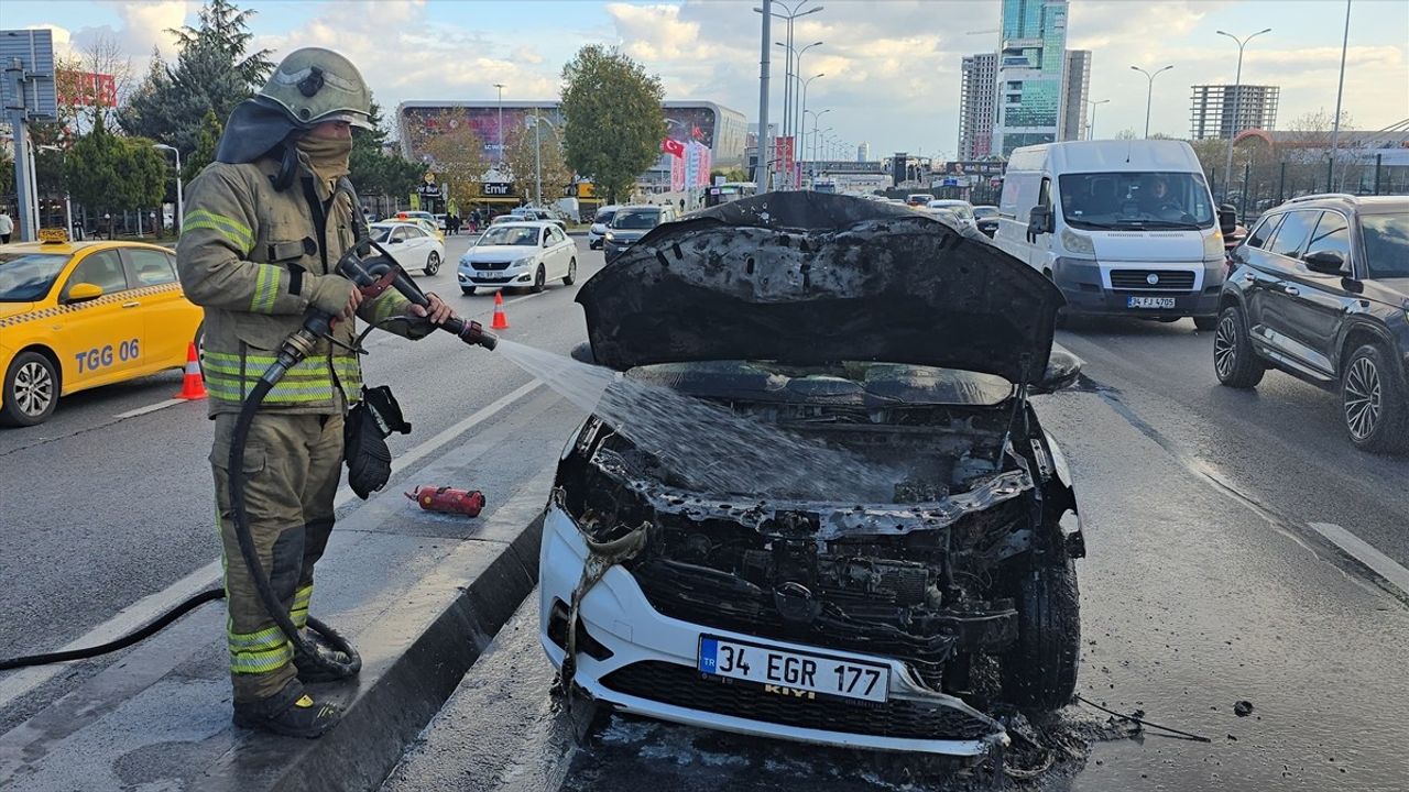 Beylikdüzü'nde Otomobil Yangını Kontrol Altına Alındı