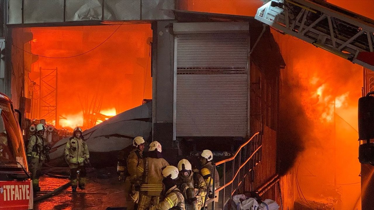 Beylikdüzü'nde Yangın Alarmsı: Fabrikada Seferberlik Başlatıldı