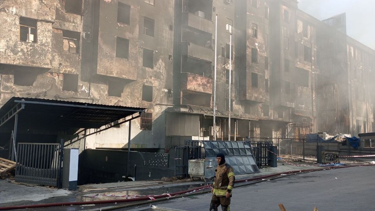 Beylikdüzü'ndeki Fabrika Yangını 36 Saatten Fazla Sürüyor