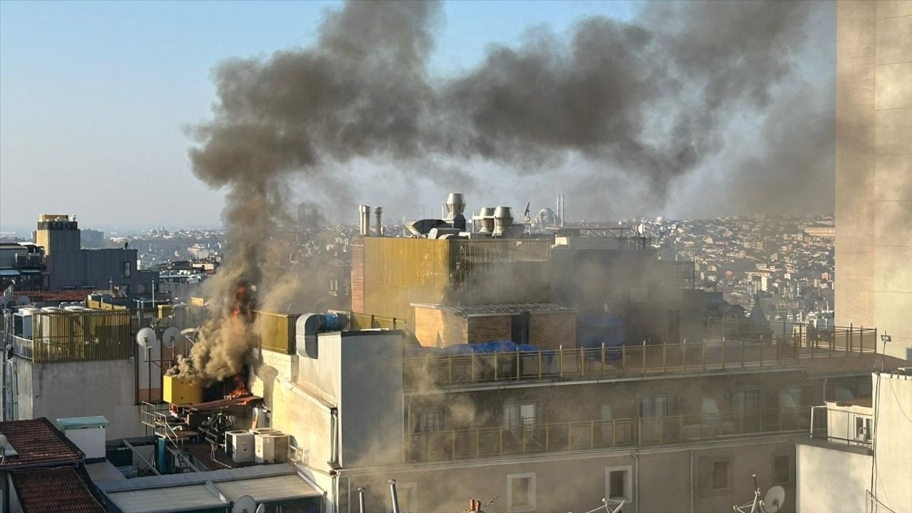 Beyoğlu'nda Otel Çatısında Yangın