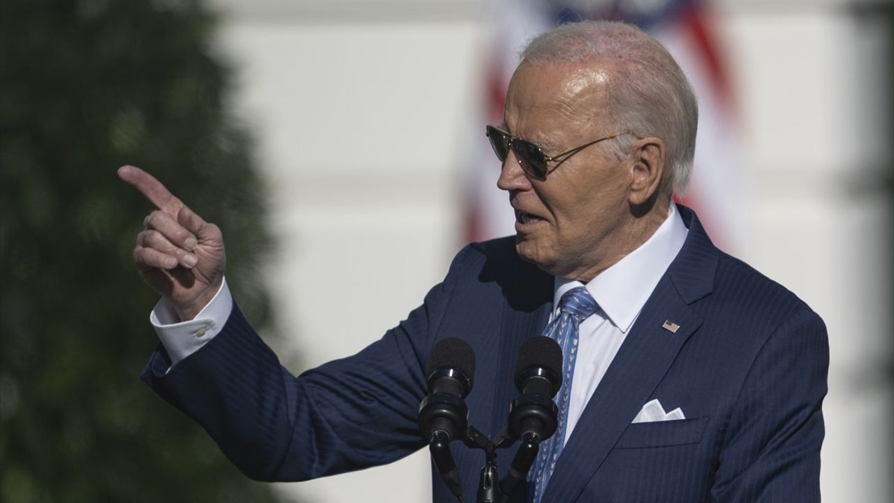 Biden Şükran Günü'nde İki Hindiyi Affetti