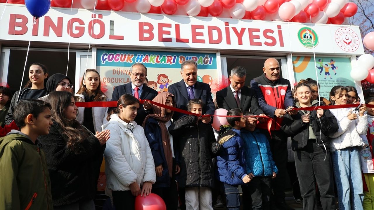 Bingöl'de 'Çocuk Hakları Durağı' ve Fidan Dikim Etkinliği