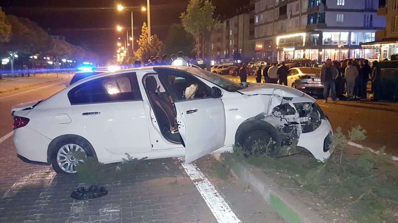 Bingöl'de Trafik Kazası: İki Yaralı