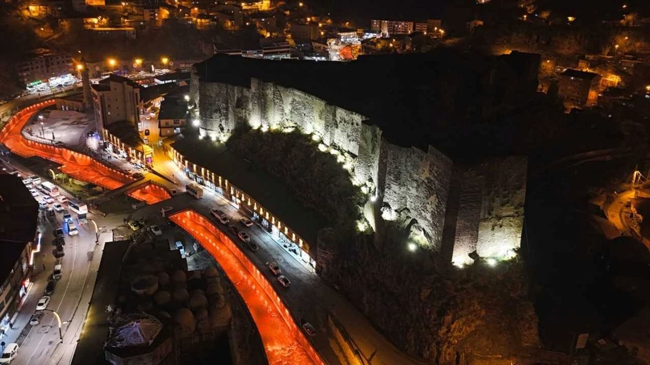 Bitlis'te Tarihi Kale ve Çarşı Işıklandırıldı