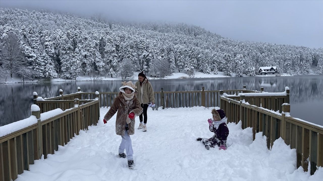 Bolu'nun Gölcük Tabiat Parkı Kış Beyazına Büründü