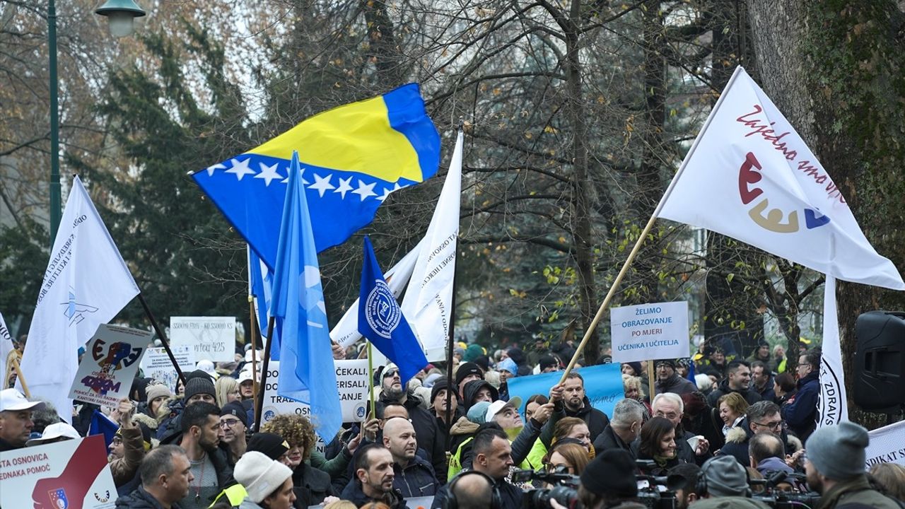 Bosna Hersek'te 7 Sendikanın Maaş Artışı İçin Protestosu