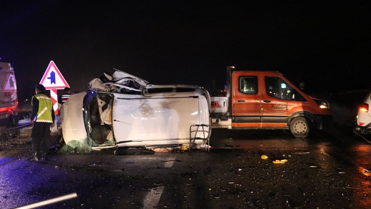 Burdur'da Üç Araçlı Trafik Kazası: 1 Ölü, 7 Yaralı