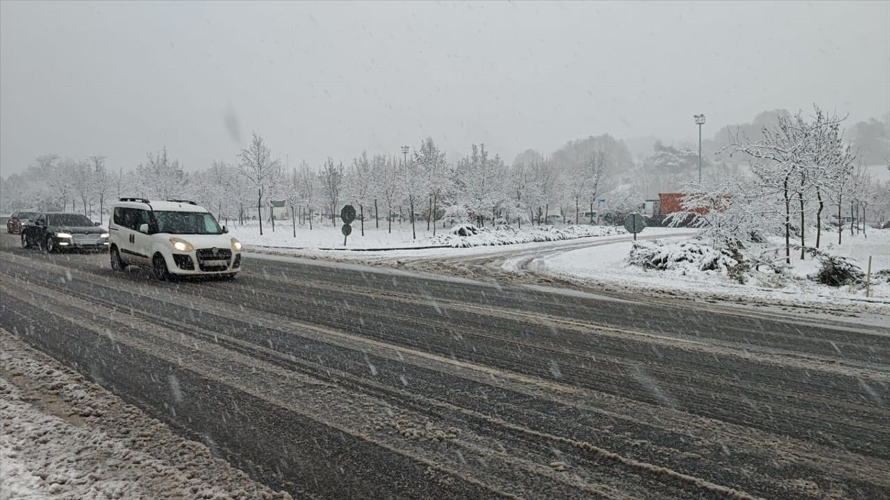 Bursa-Ankara Kara Yolunda Kar Yağışı Etkili Oluyor