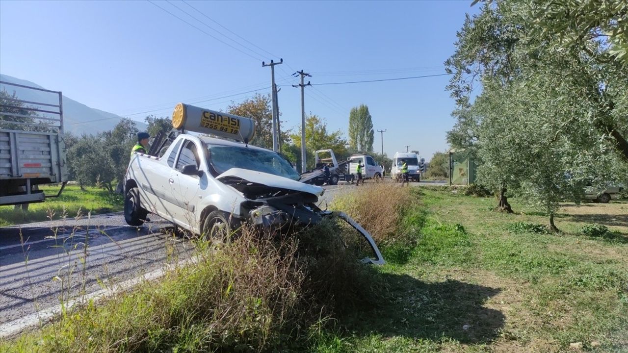 Bursa'da Kamyonet ile Hafif Ticari Araç Çarpıştı: 5 Yaralı