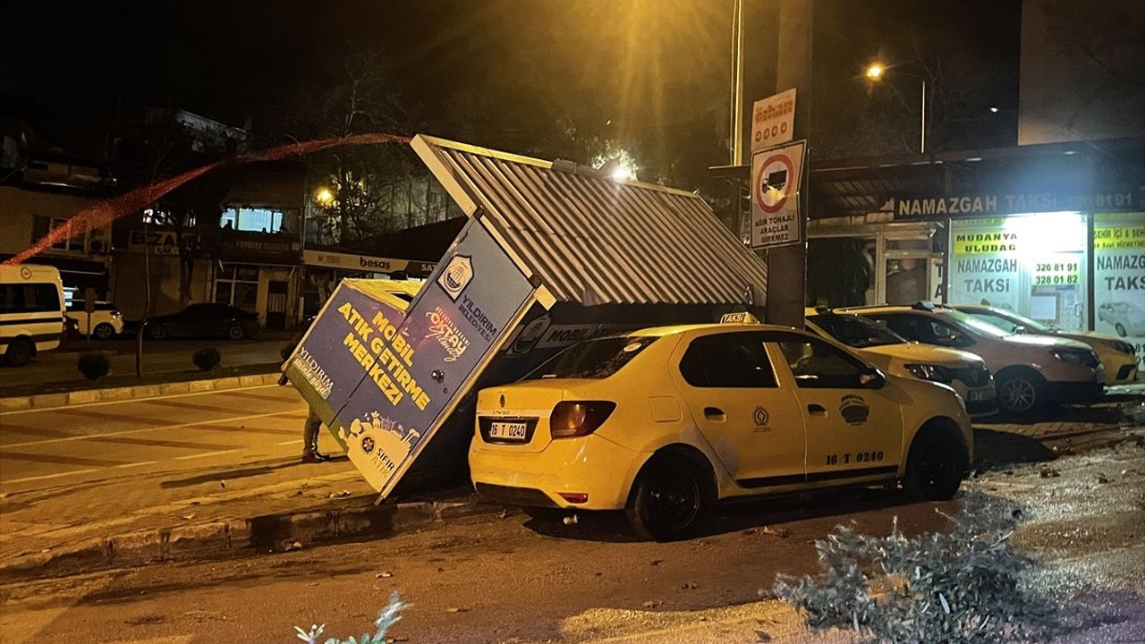 Bursa'da Kuvvetli Fırtına Ağaçları ve Yapıları Devrildi