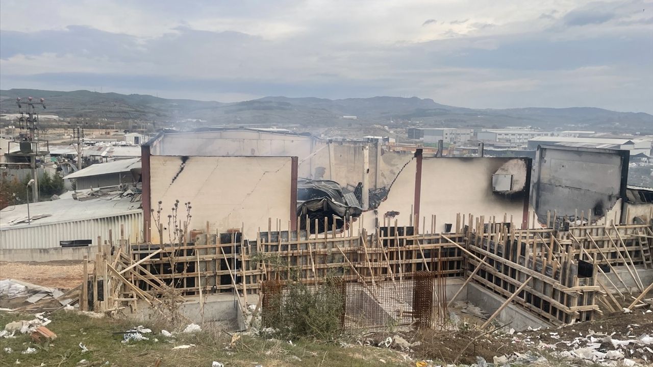 Bursa'da Mobilya İmalathanesinde Yangın Sonrası Soğutma Çalışmaları Devam Ediyor