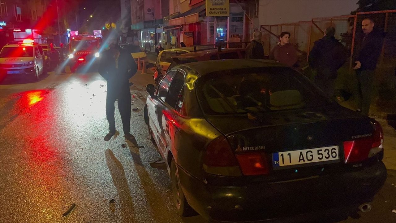 Bursa'da Park Halindeki Araçlara Çarpan Sürücü Kaçtı