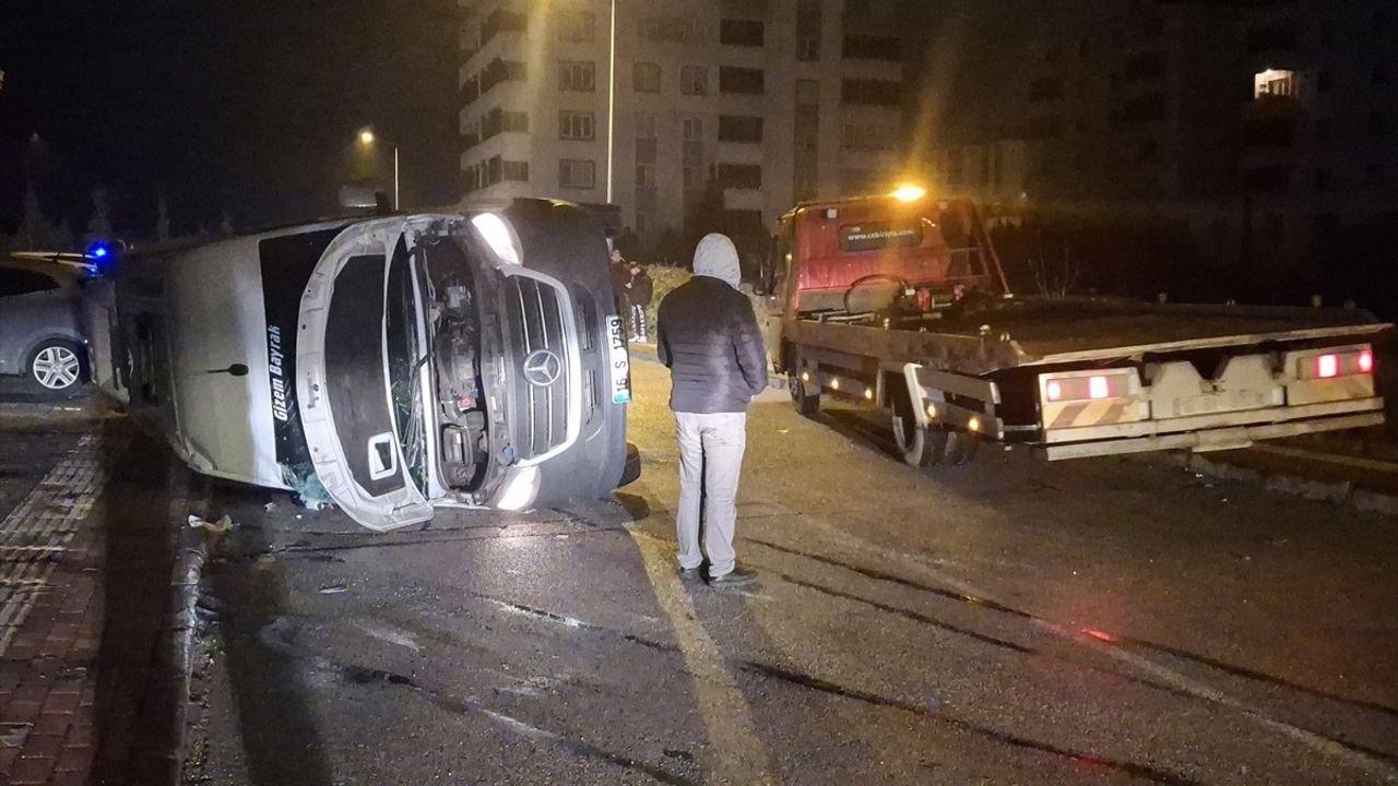 Bursa'da Servis Minibüsü ve Otomobil Çarpıştı: 8 Yaralı