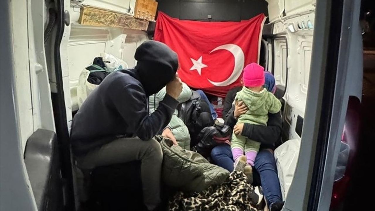 Çanakkale'de Düzensiz Göçmen Operasyonu: 135 Göçmen Kurtarıldı, 15 Zanlı Yakalandı