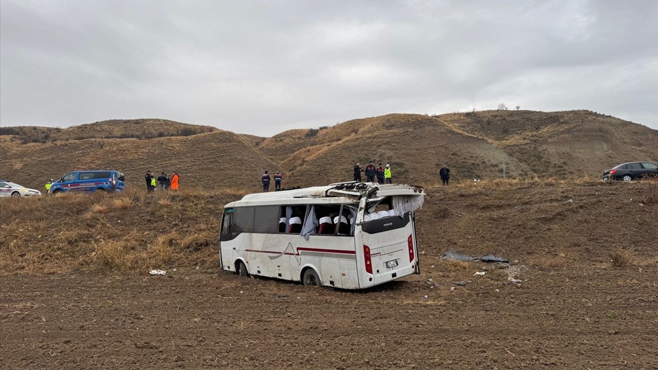 Çankırı'da Cenazeye Giden Midibüs Devrildi, 29 Yaralı