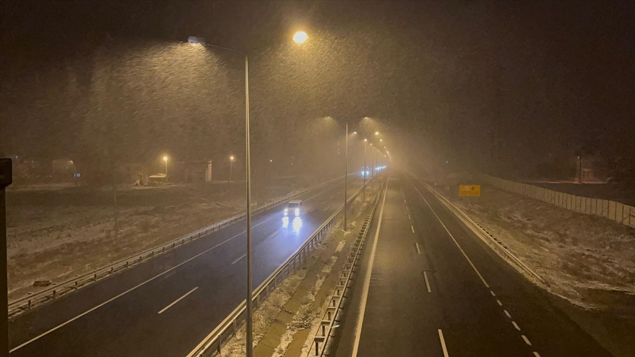 Çankırı'da Kar Yağışı Etkili Olmaya Başladı
