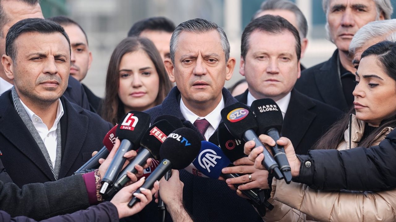 CHP Genel Başkanı Özgür Özel, Ahmet Özer'i Cezaevinde Ziyaret Etti