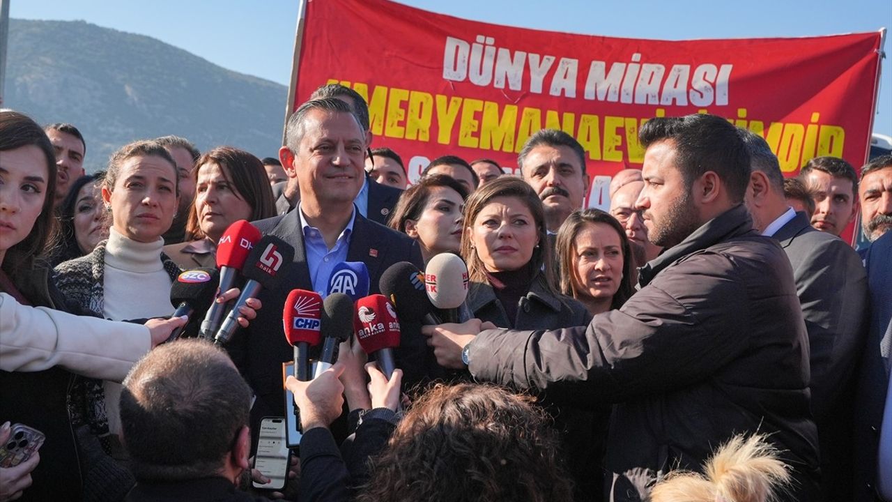 CHP Genel Başkanı Özgür Özel İzmir'de Otopark Krizine Tepki Gösterdi