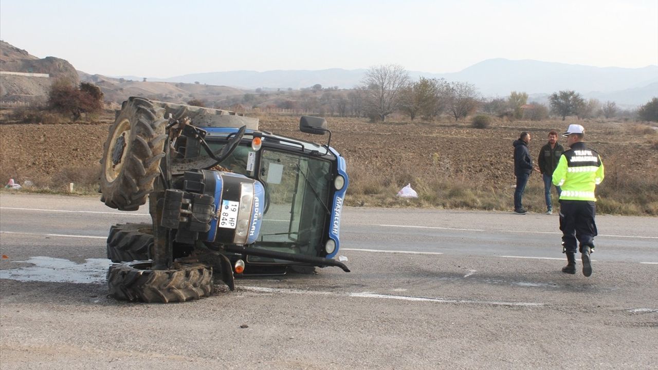 Çorum'da İşçi Servisi Traktörle Çarpıştı: 16 Yaralı