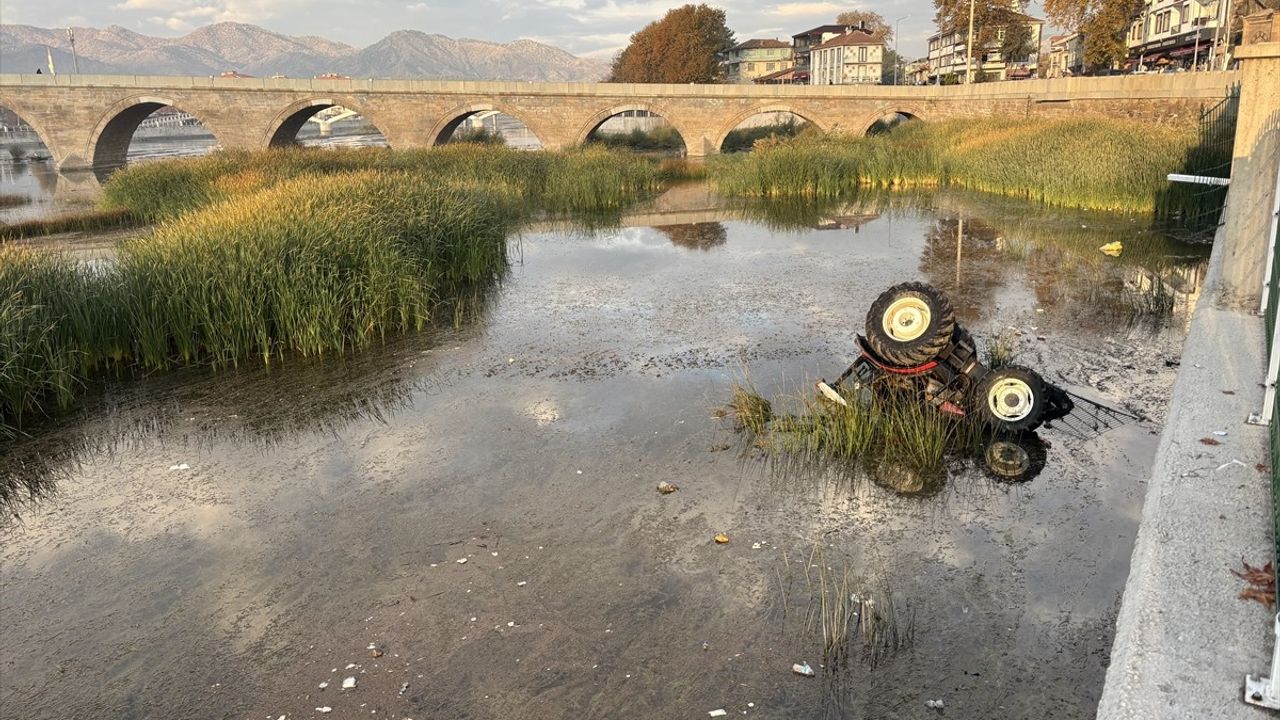 Çorum'da Traktör Kızılırmak Nehri'ne Düştü