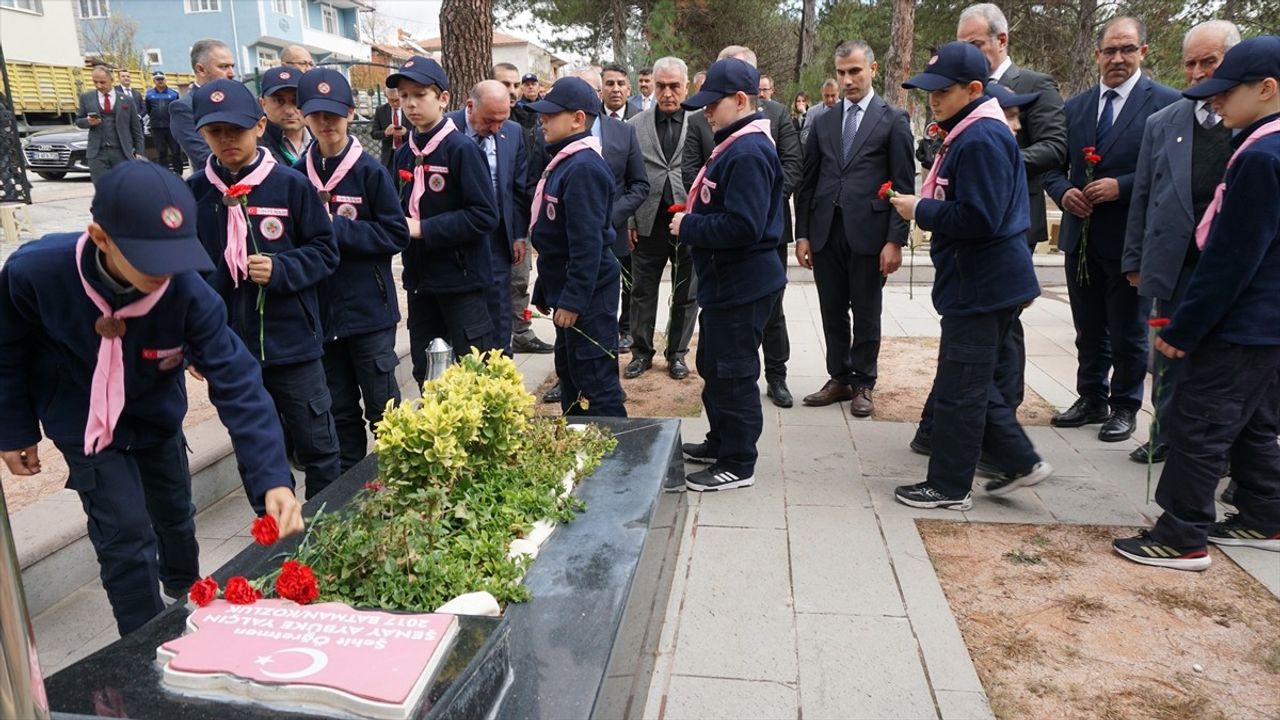 Çorum Valisi Ali Çalgan, Şehit Öğretmen Aybüke Yalçın'ı Ziyaret Etti