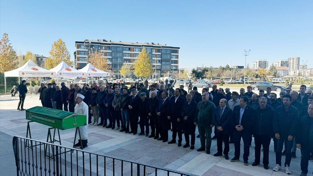 Davutoğlu, Afyonkarahisar'da Cenaze Törenine Katıldı