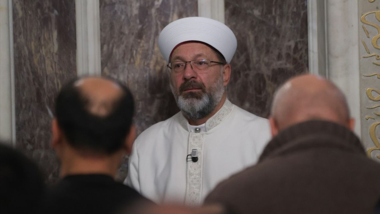 Diyanet İşleri Başkanı Erbaş, Bakü'deki Şehitlik Camisi'ni Ziyaret Etti