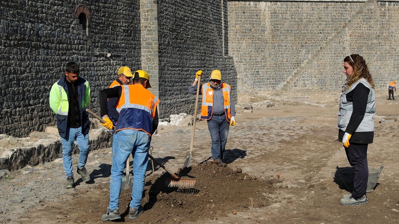 Diyarbakır'da Amida Höyük'te Çanakkale Savaşı Rozeti Bulundu