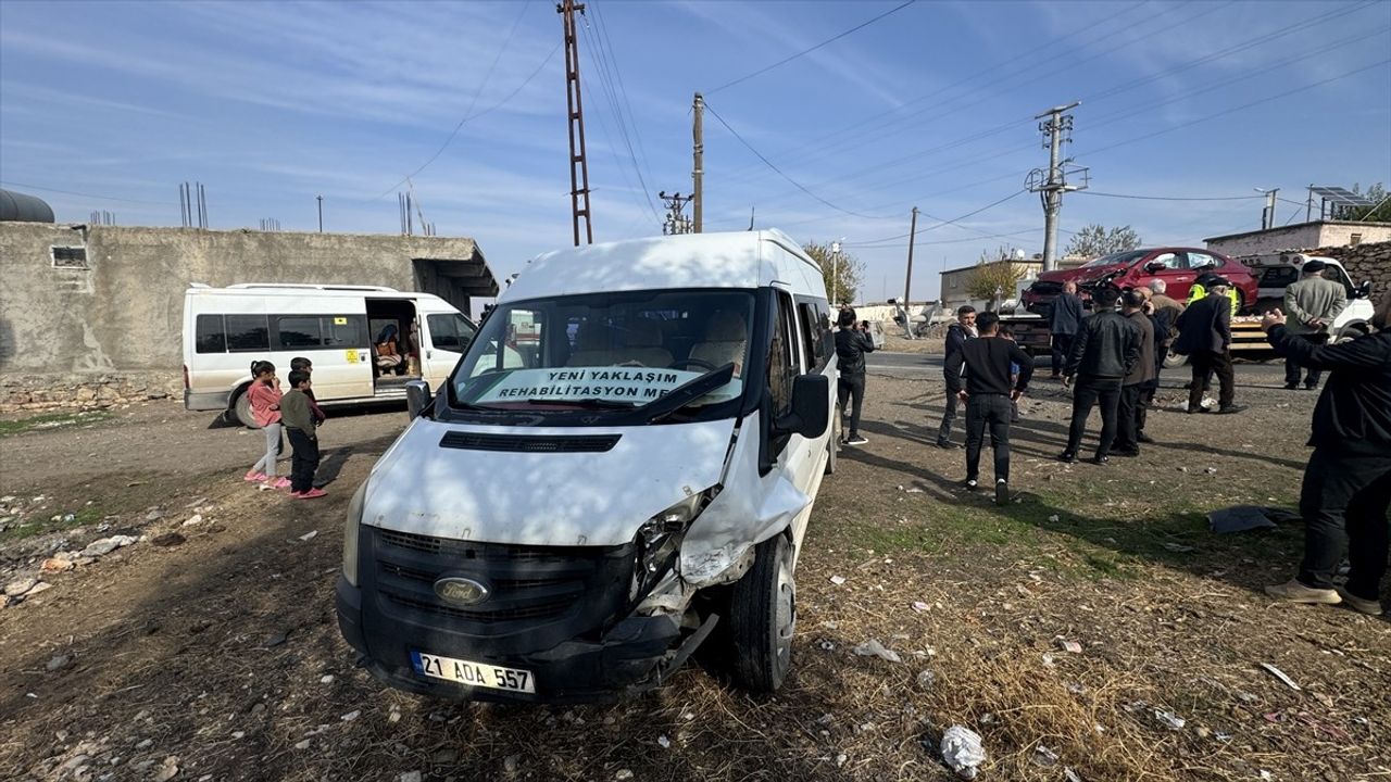 Diyarbakır'da Minibüs ve Otomobil Çarpıştı: 13 Yaralı