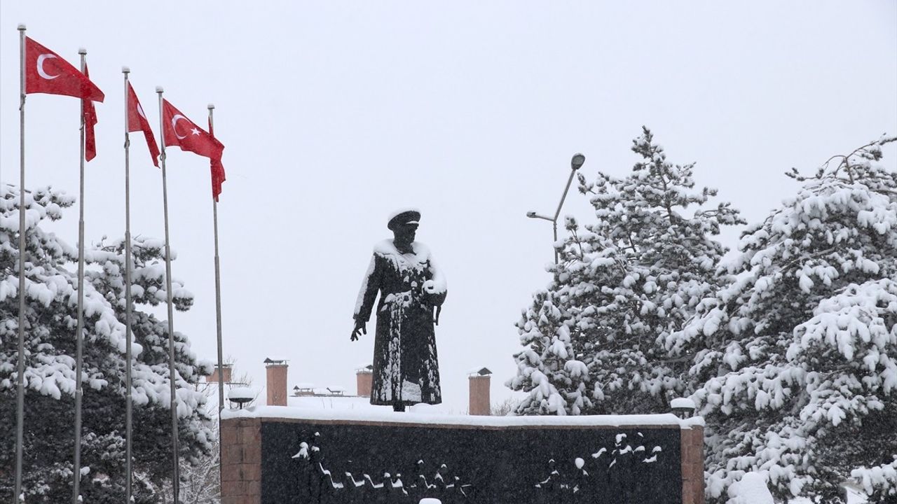 Doğu Anadolu'da Kar Yağışı Etkisini Sürdürüyor