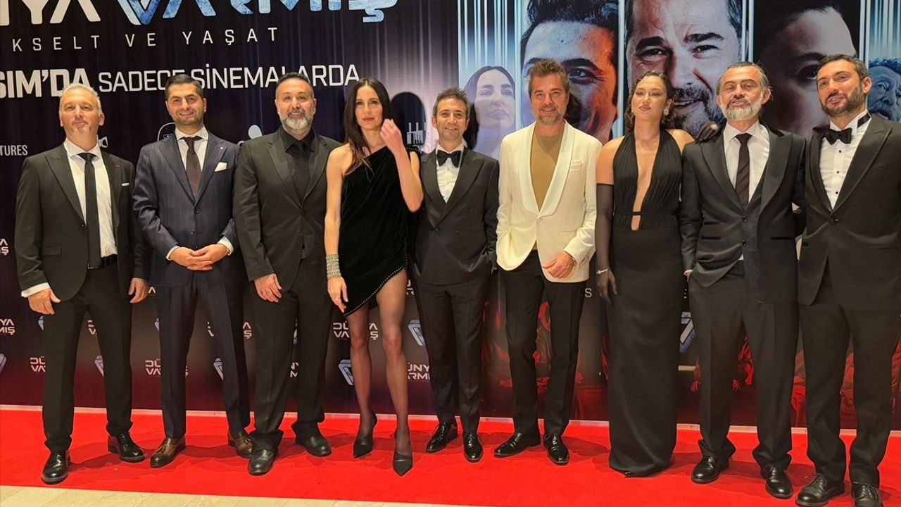 Dünya Varmış Filmi Galasında Heyecan Dorukta