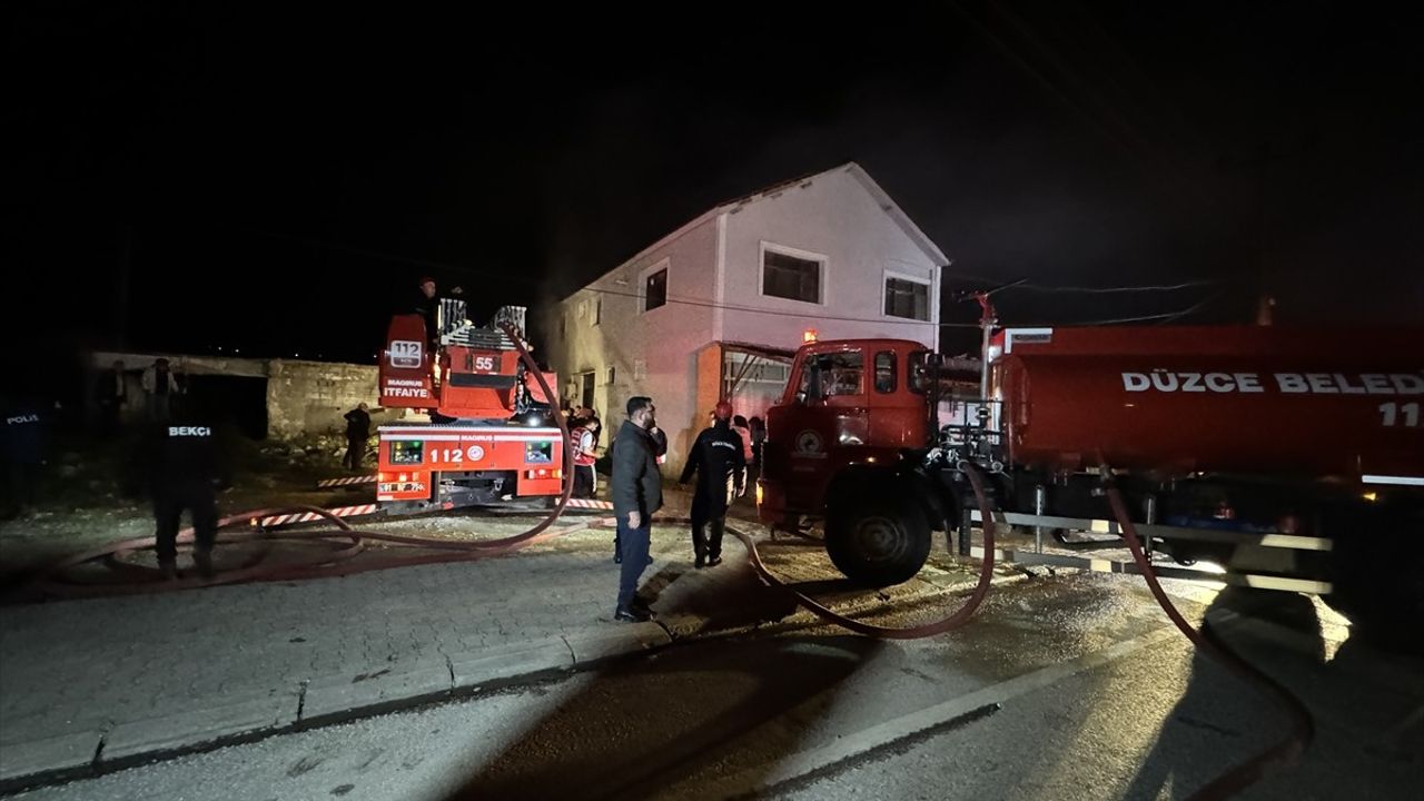 Düzce'de Yangın: İki Ev ve Odunluk Zarar Gördü