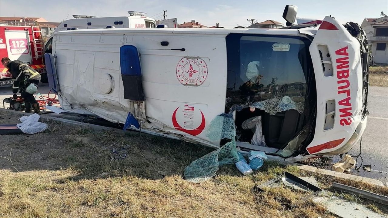 Edirne'de Ambulans-Otomobil Çarpışması: 7 Yaralı