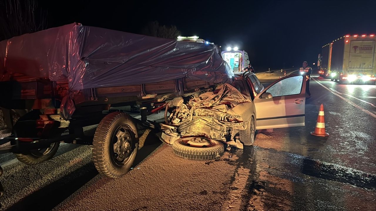 Edirne'de Traktör Römorkuna Çarpan Otomobilde Ölüm