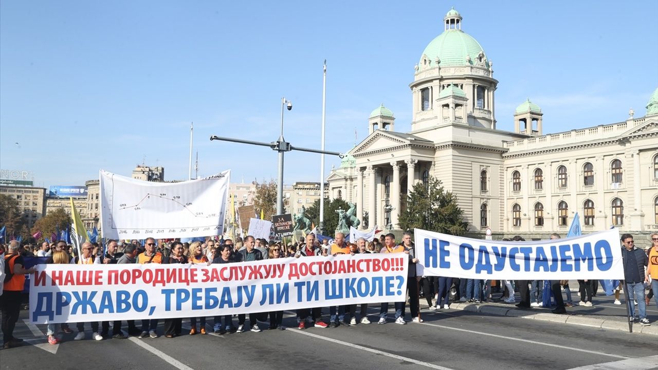 Eğitim Çalışanları Sırbistan'da Grev Yapıyor