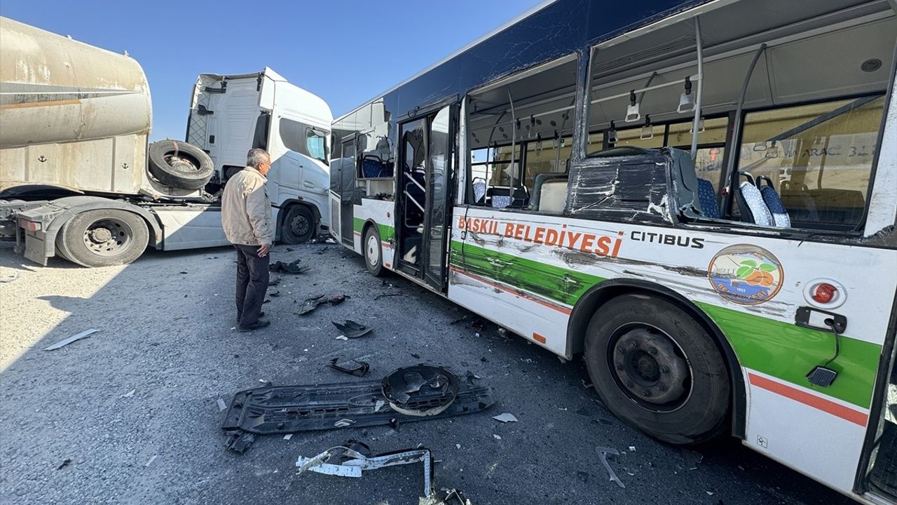 Elazığ'da Trafik Kazası: 6 Yaralı