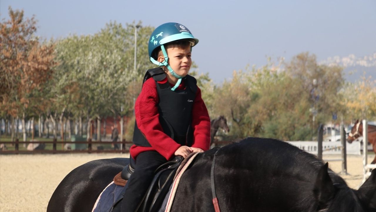 Emekli Atlar Kocaeli'de Binicilik Sporuna Katkıda Bulunuyor