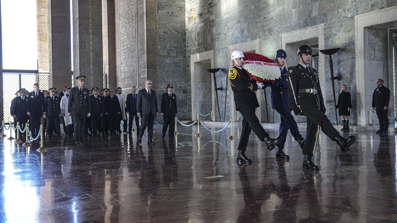 Emniyet Genel Müdürü Demirtaş Anıtkabir'i Ziyaret Etti