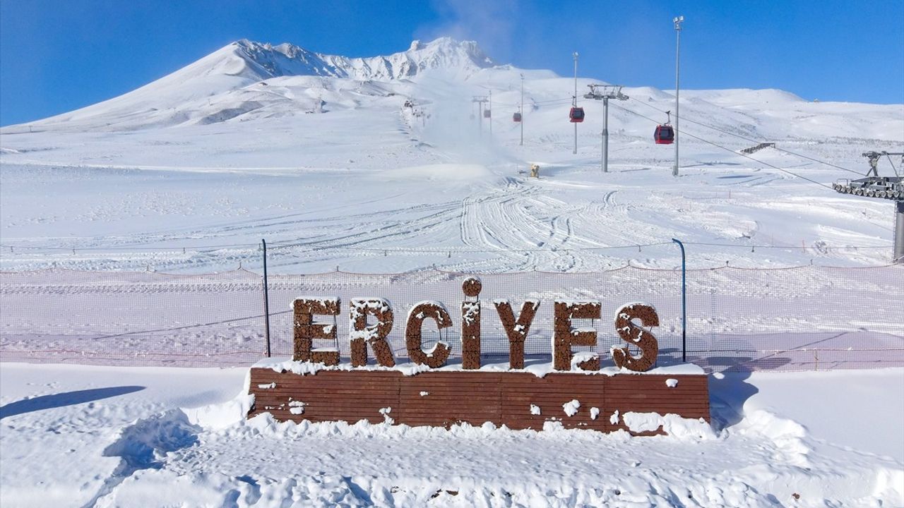 Erciyes Kayak Merkezi'nde Kar Yağışı ile Büyüleyici Manzaralar