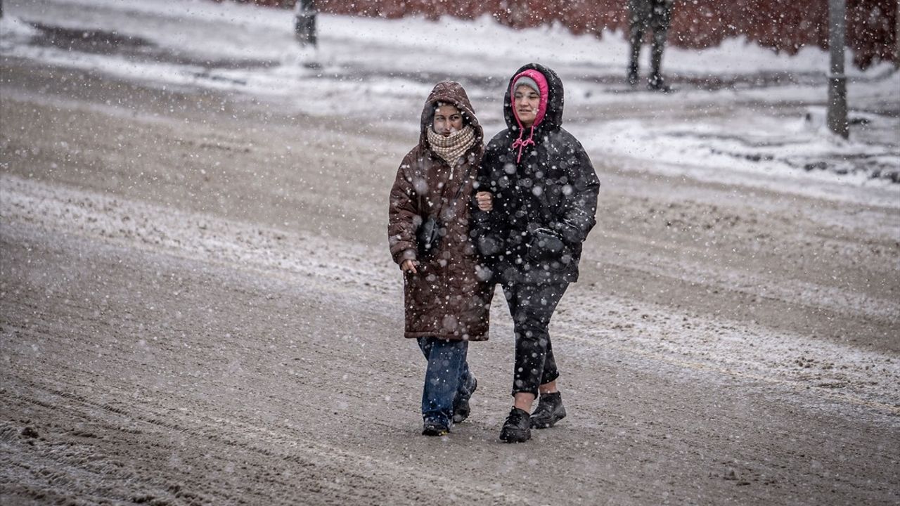 Erzurum, Tunceli ve Erzincan'da Kar Yağışı Etkili Oldu