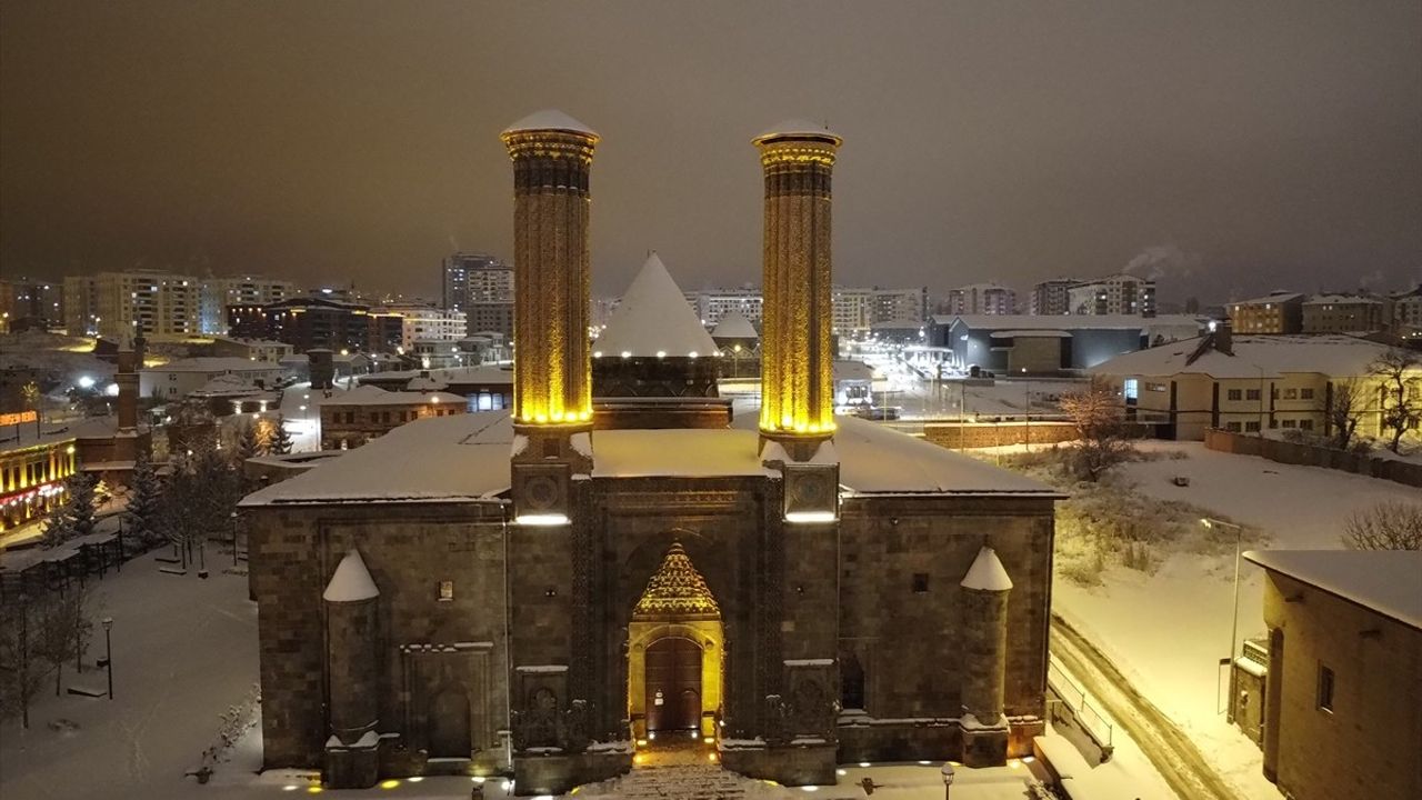 Erzurum'un Tarihi Mekanları Karla Kaplandı