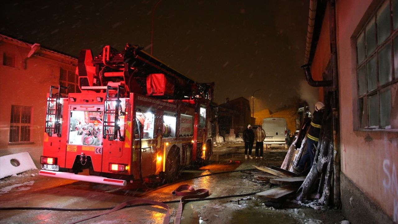 Eskişehir'de Mobilya Atölyesi Yangını: Büyük Hasar