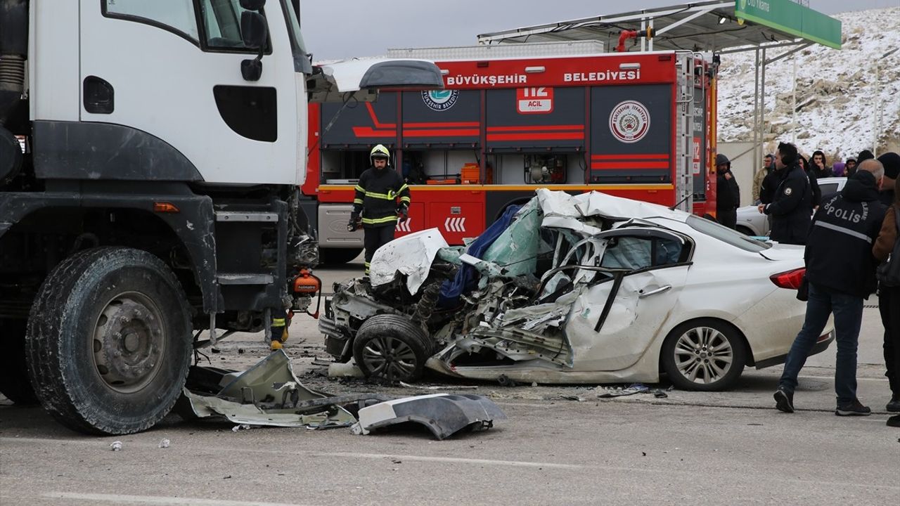 Eskişehir'de Trafik Kazası: Hafriyat Kamyonuyla Çarpışma