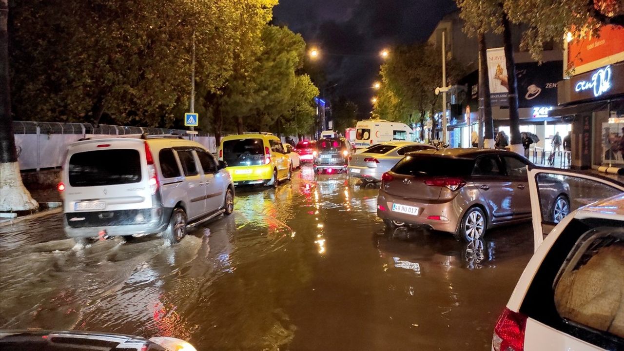 Fethiye'de Şiddetli Yağışlar Su Baskınlarına Sebep Oldu