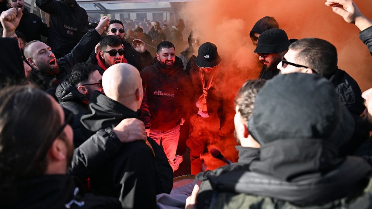 Galatasaraylı Taraftarlar AZ Alkmaar Maçına Hareket Etti