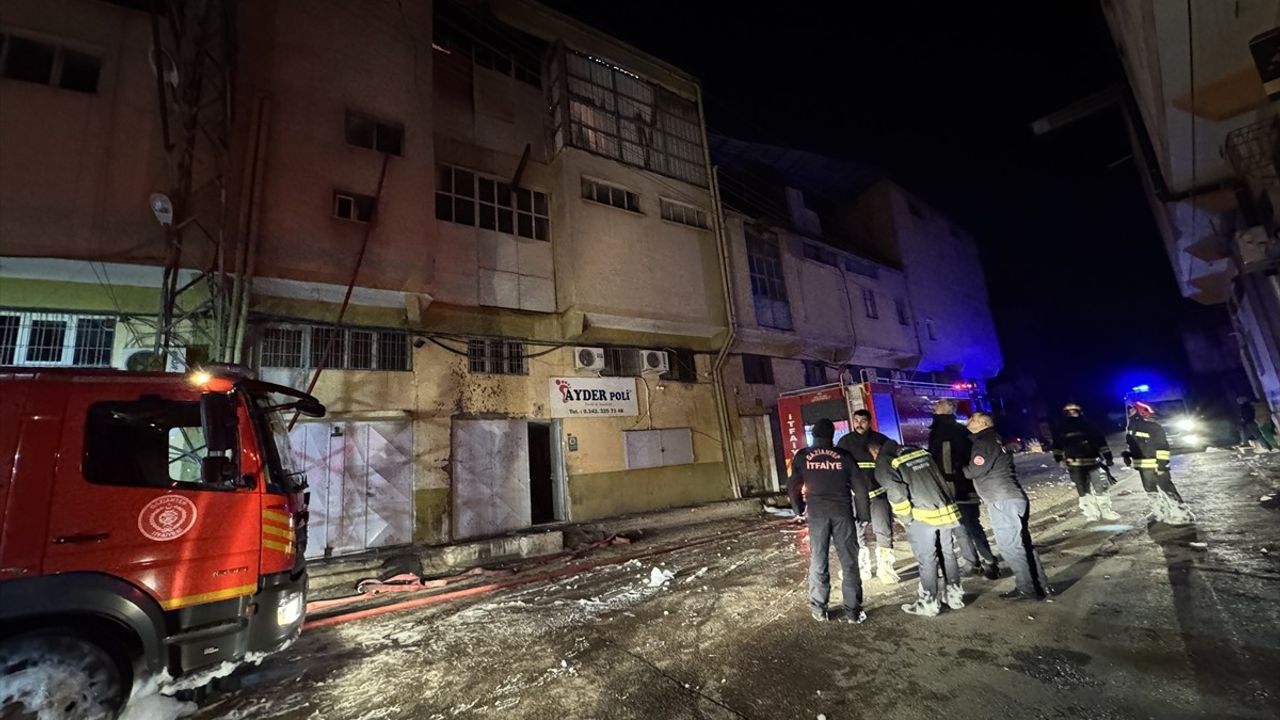 Gaziantep'te Ayakkabı İmalathanesinde Yangın Çıktı